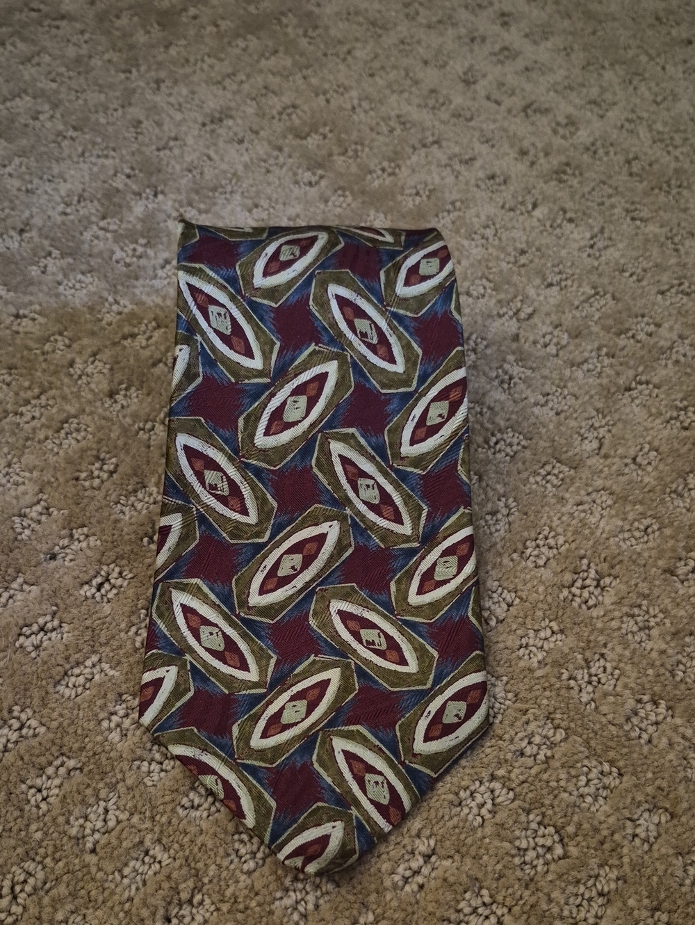 Geometric Pattern Men's Silk Tie in Burgundy, Olive & Navy. Piattelli Of NewYork
